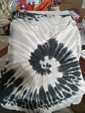 #693 Black and White Spiral Tie-Dye V-Neck Top - L